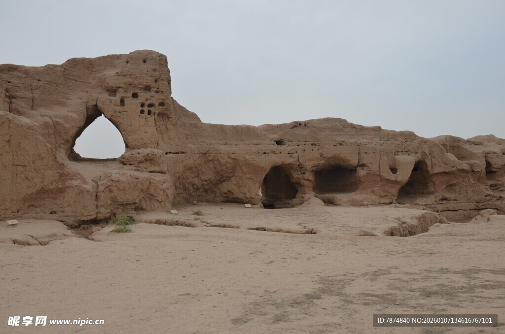 沙漠中的古老遗迹建筑