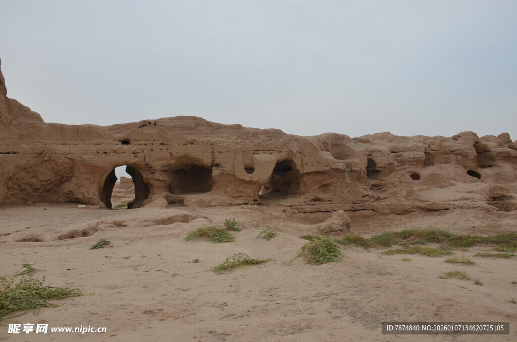 沙漠中的古老窑洞遗迹