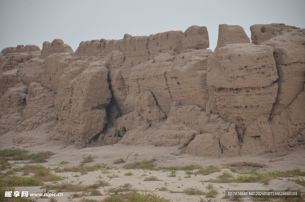 荒凉戈壁中的奇特土壁