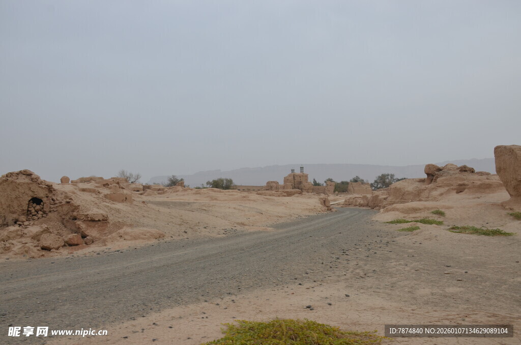 荒漠中的孤寂道路