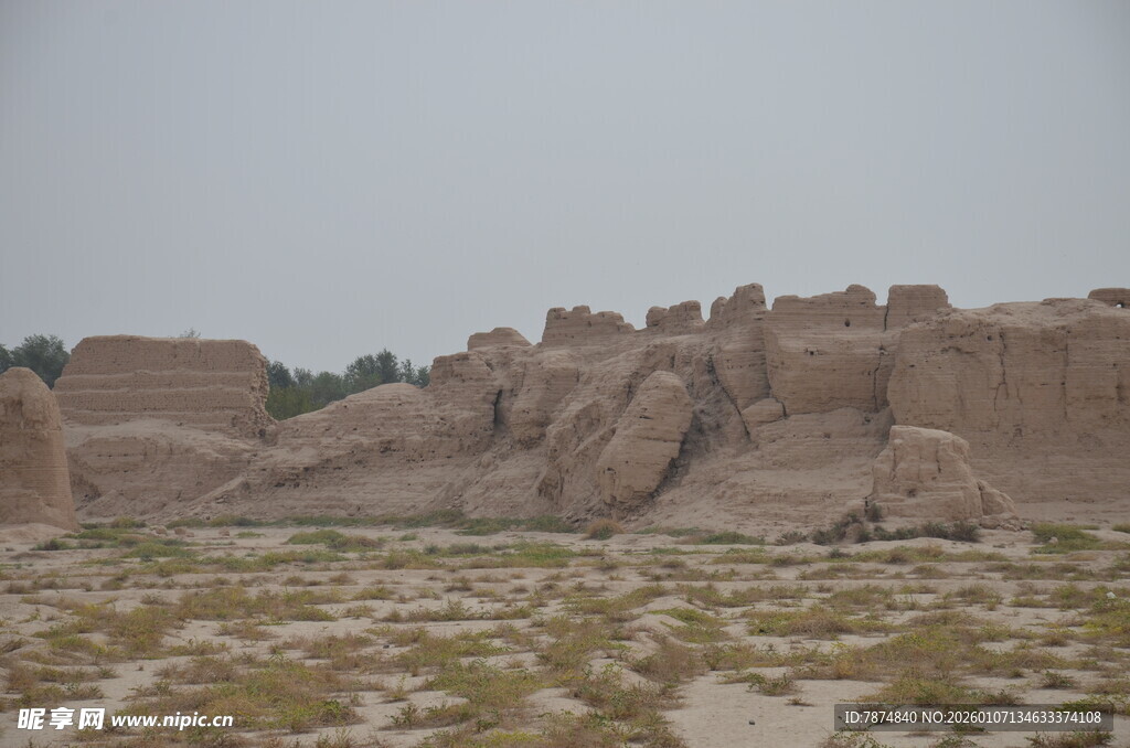 沙漠中的古老土筑遗迹