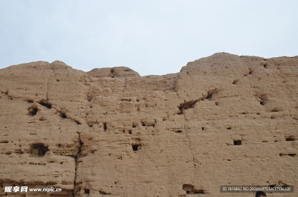 沙漠中的古老土山景观