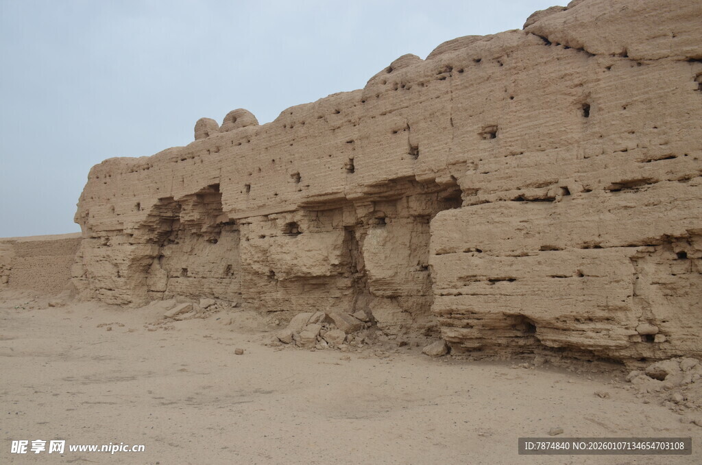 沙漠中的古老土筑遗迹