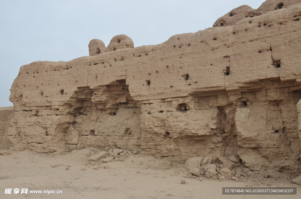 沙漠中的古老残垣断壁