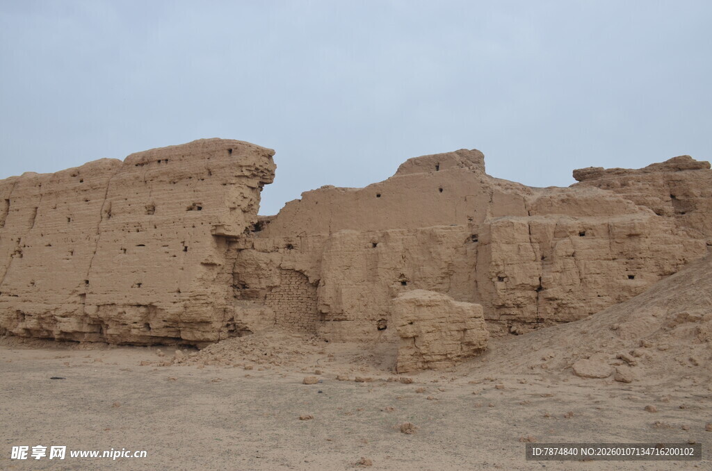 沙漠中的古老土筑遗迹