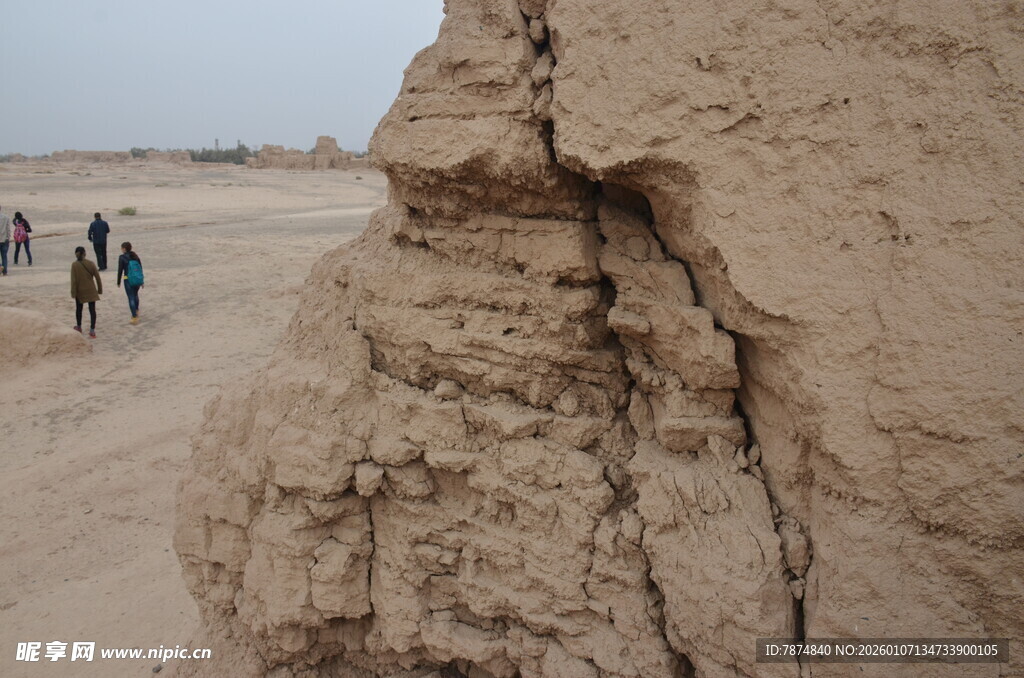 沙漠中的古老土壁遗迹