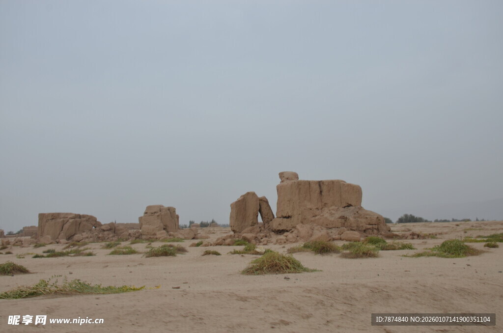 沙漠中的古老建筑遗迹