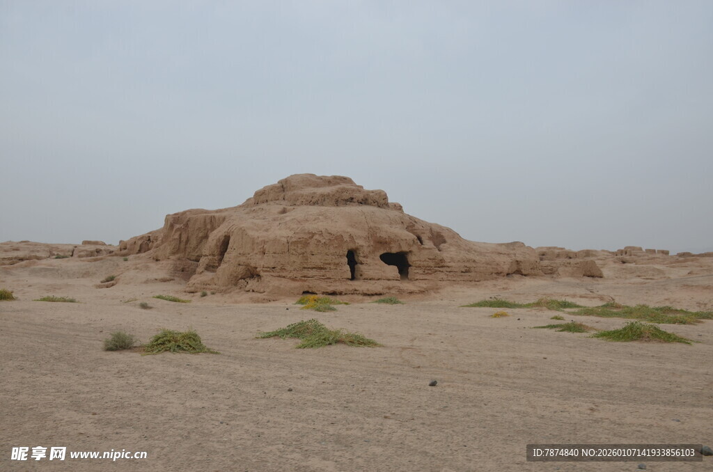 沙漠中的古老土筑遗迹