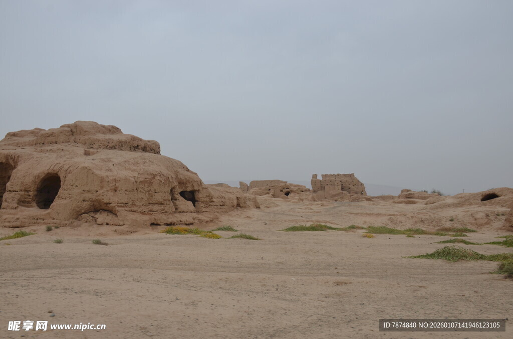 沙漠中的古老土筑遗迹