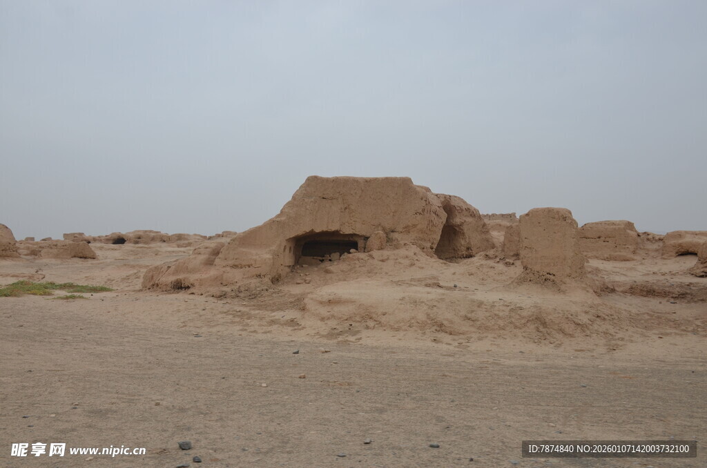 沙漠中的古老土建筑遗迹