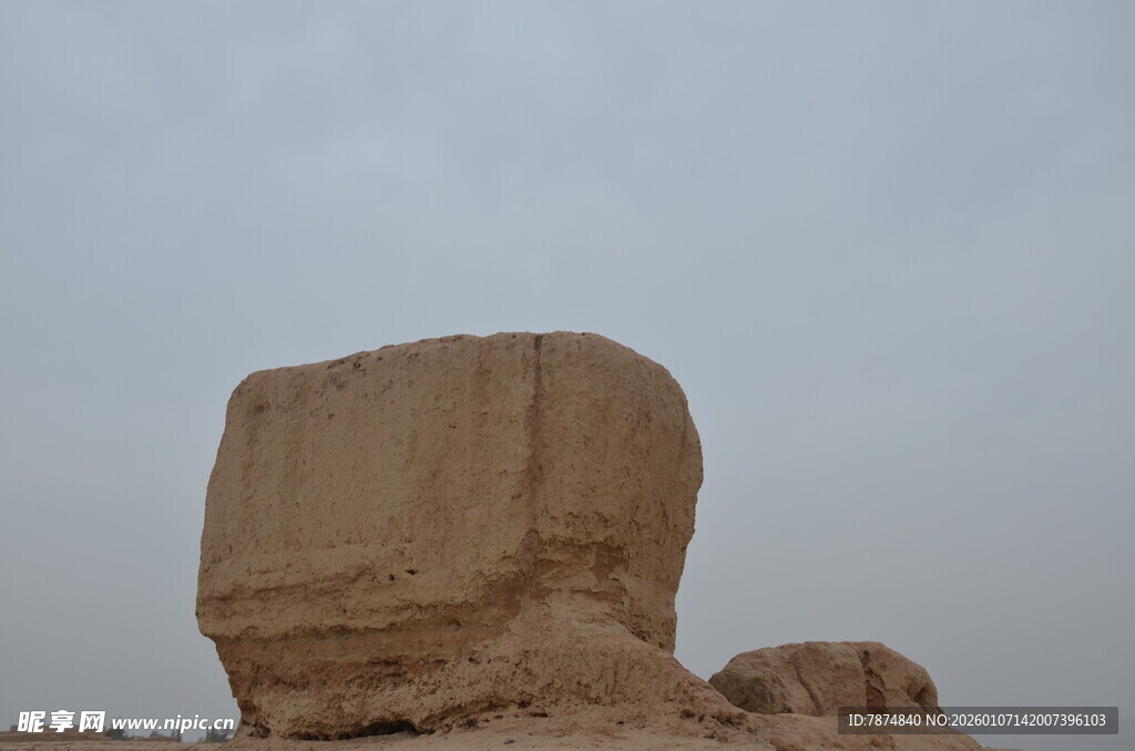 沙漠中的古老石质遗迹
