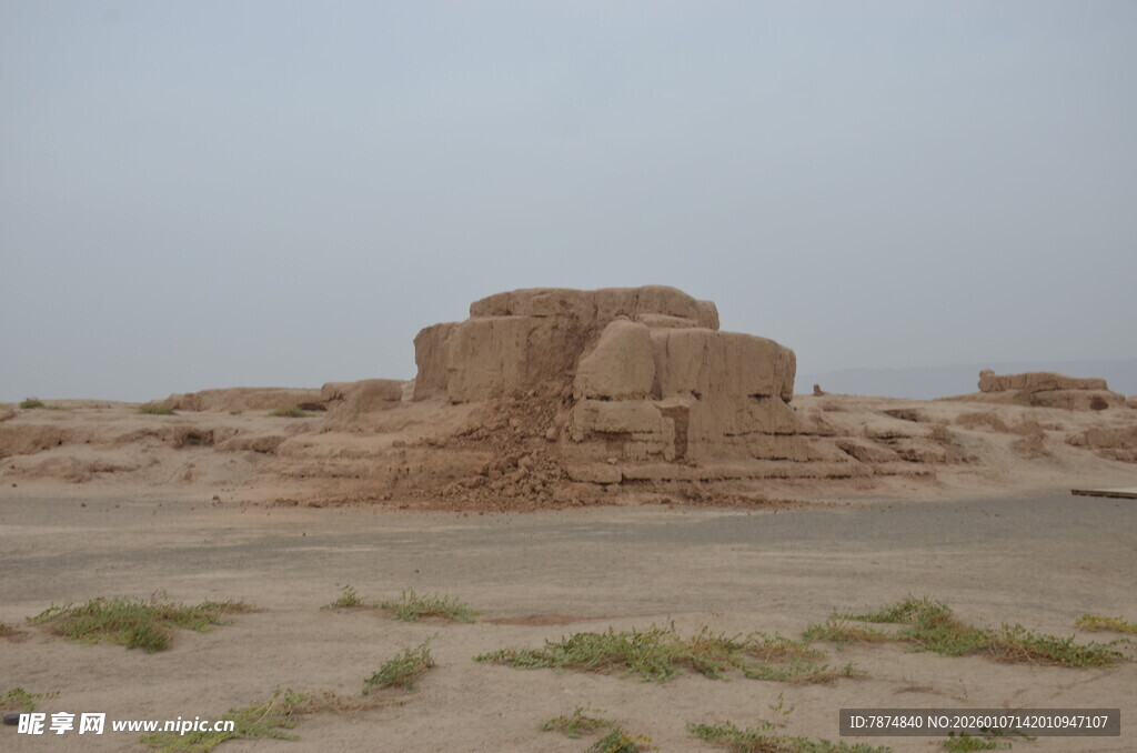 沙漠中的古老建筑遗迹
