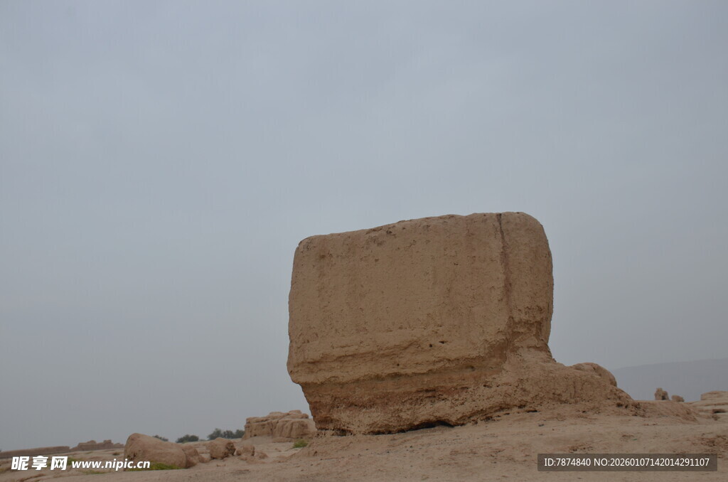 沙漠中的神秘古老石块