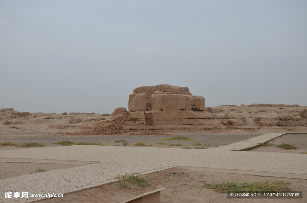 沙漠中的古老建筑遗迹