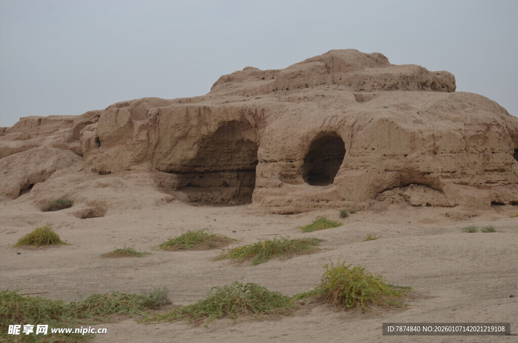 沙漠中的古老洞穴遗迹