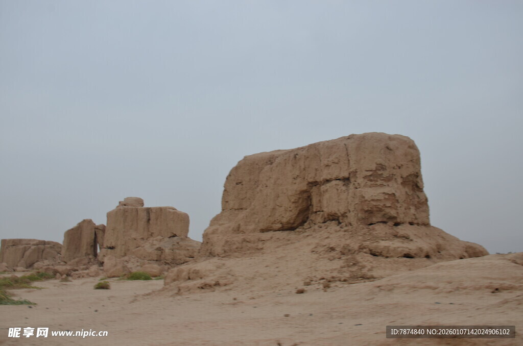 沙漠中的古老土建筑遗迹