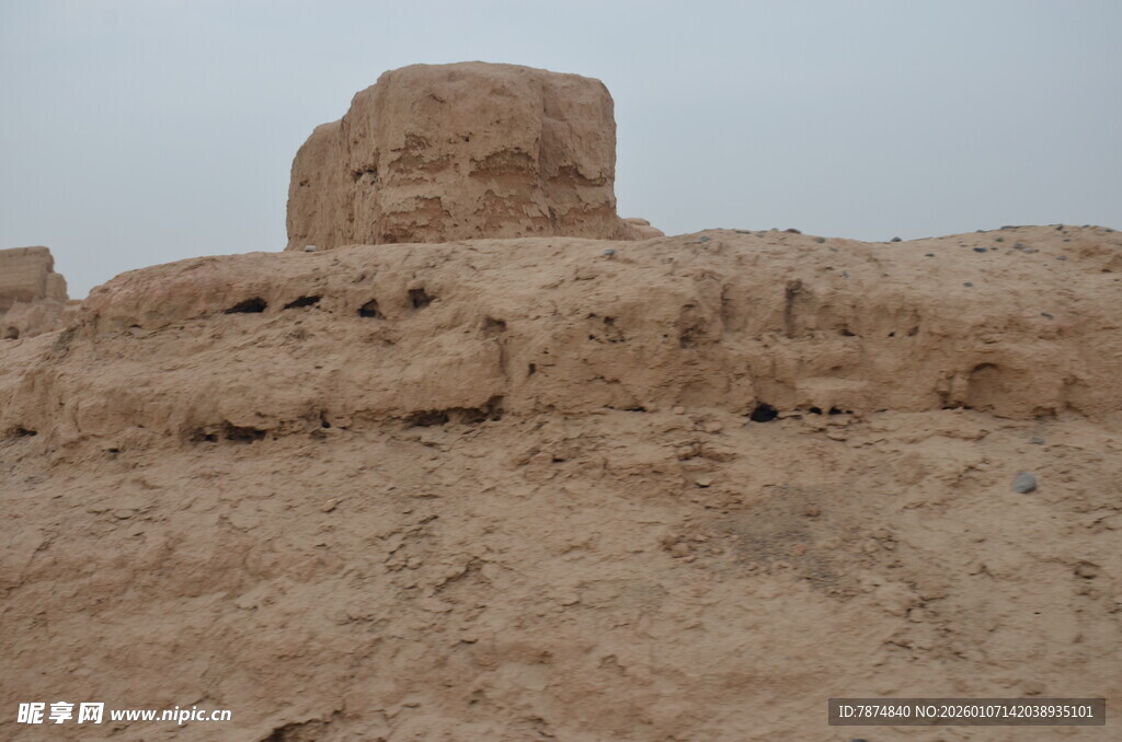 沙漠中的古老土筑遗迹