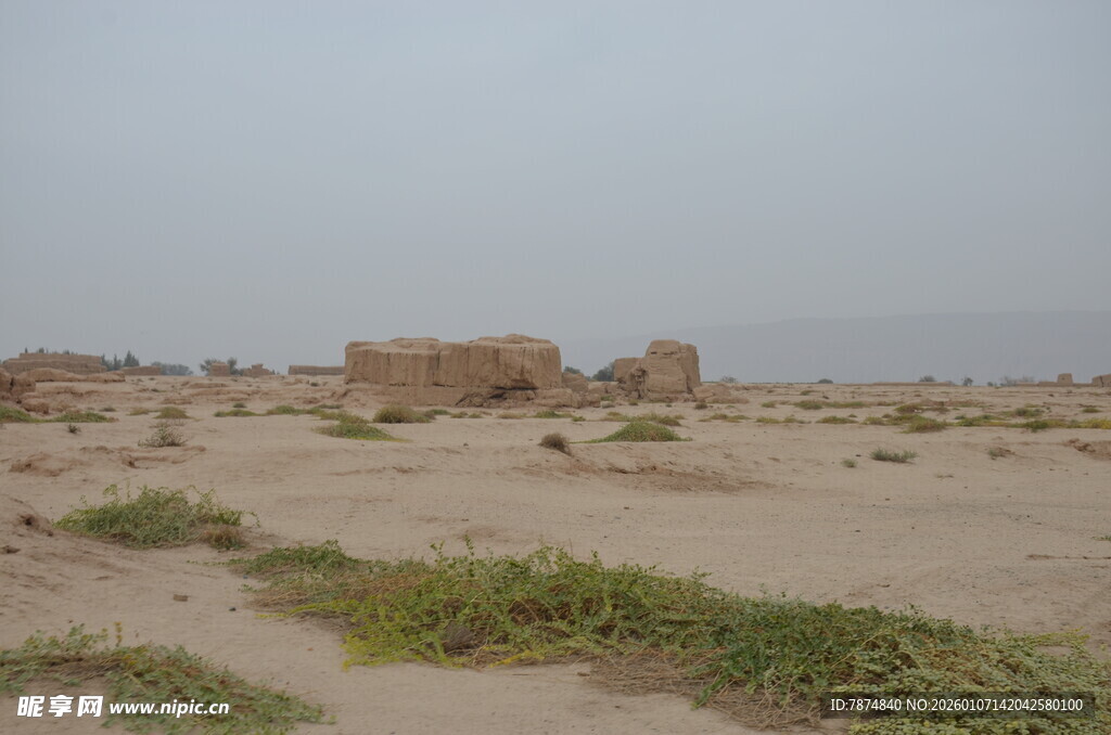 沙漠中的荒凉遗迹景观