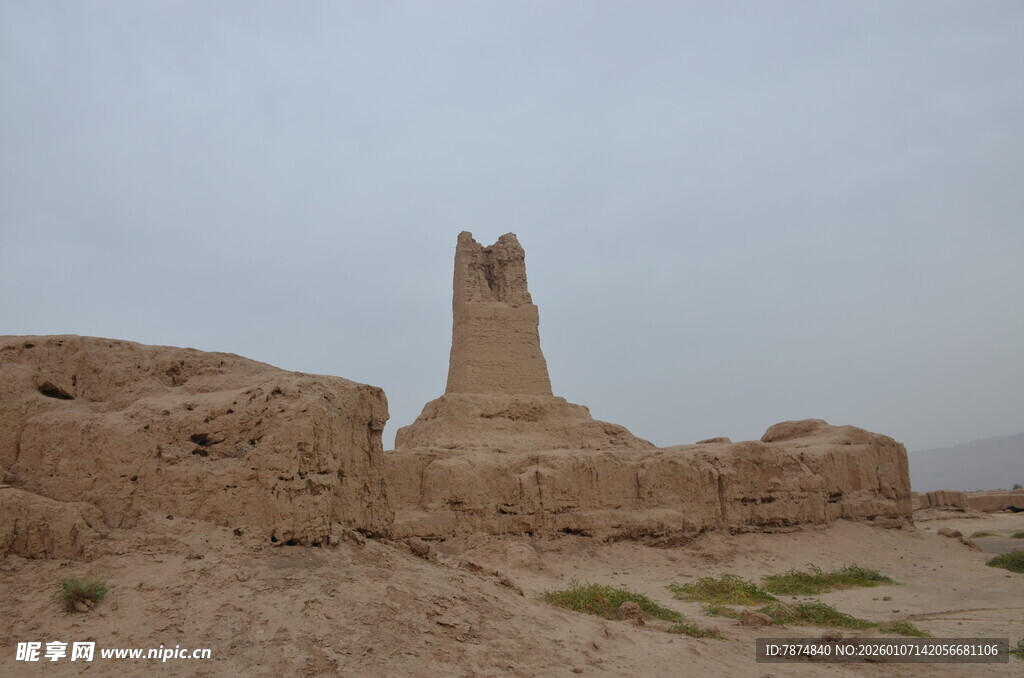 沙漠中的古老烽火台遗迹