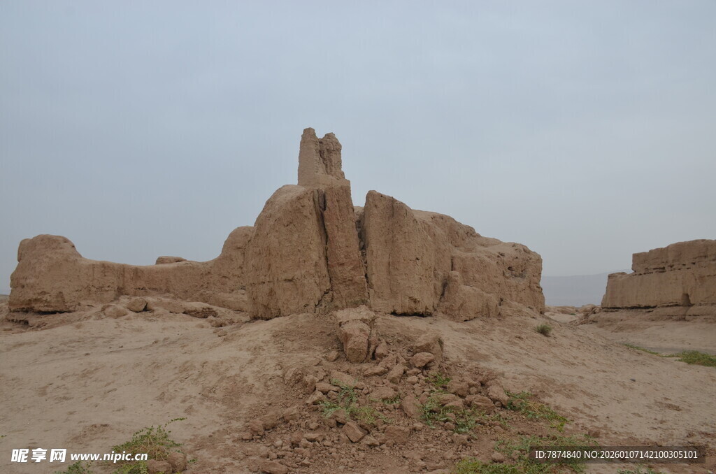 古老沙漠中的神秘土筑遗迹