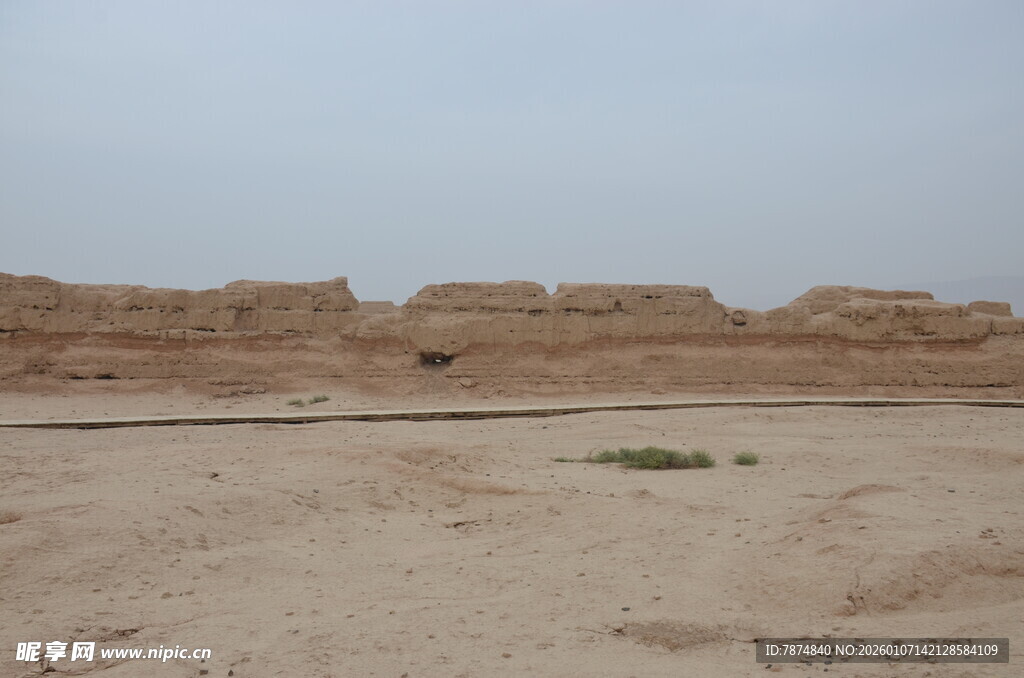 沙漠中的古老土垣遗迹