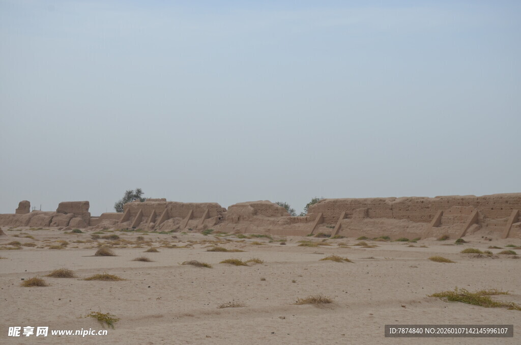 沙漠中的古老残垣断壁