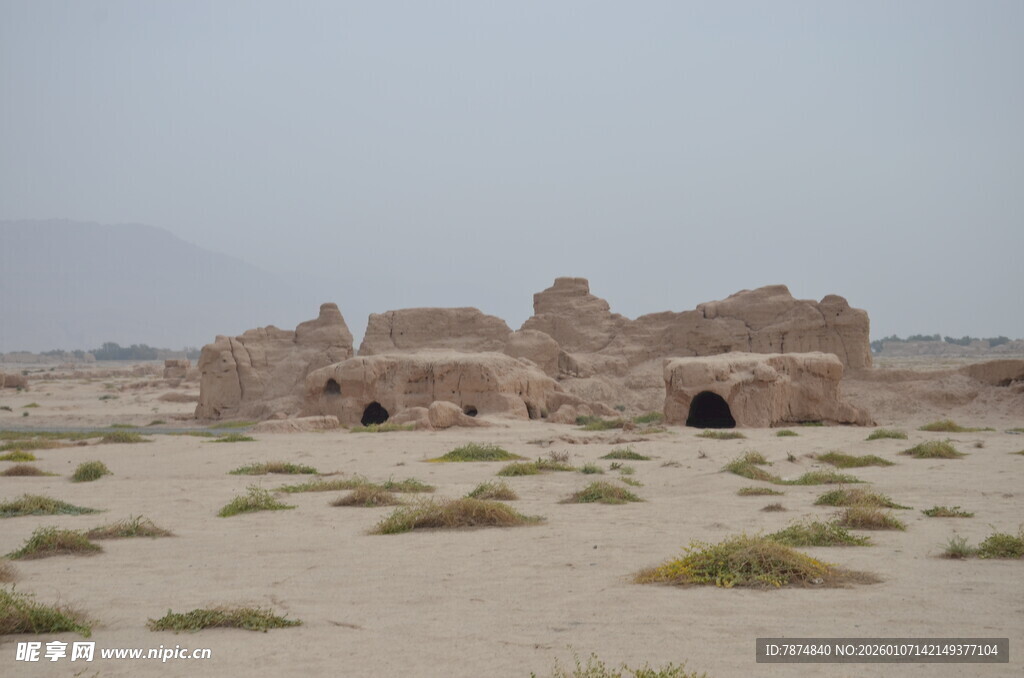 沙漠中的古老土坯建筑遗迹