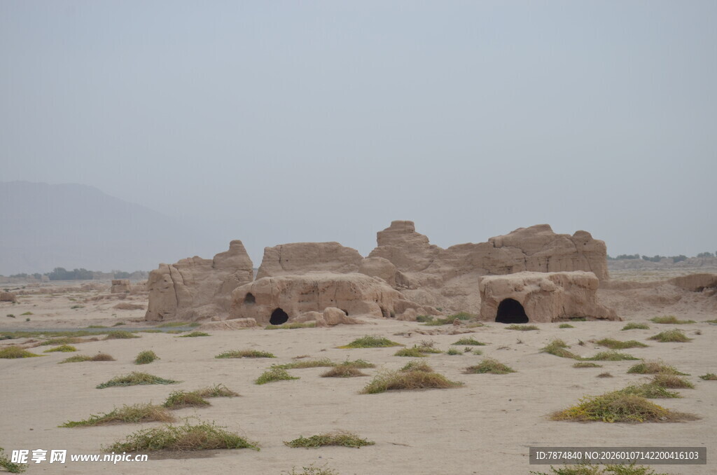 沙漠中的古老废墟遗迹