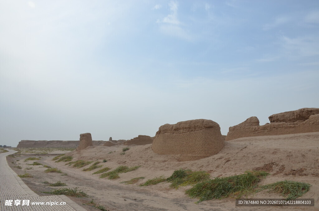 沙漠中的古老土筑遗迹