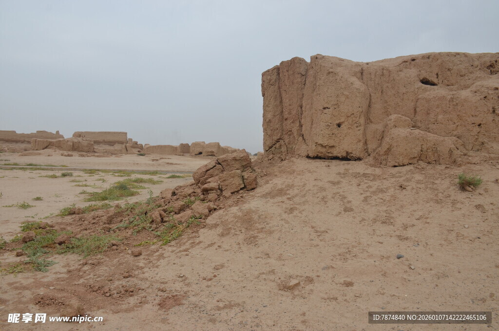 沙漠中的古老土墙遗迹