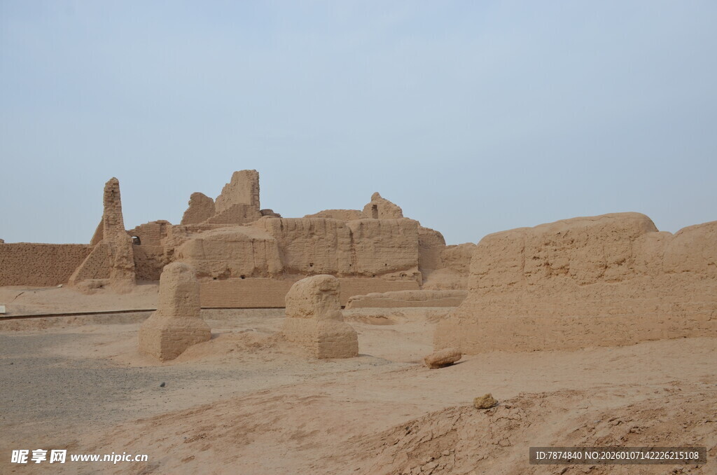沙漠中的古老建筑遗迹
