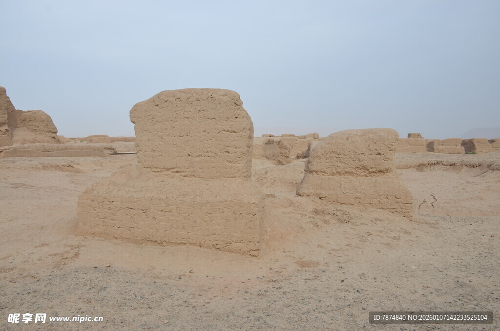 沙漠中的古老土堆遗迹