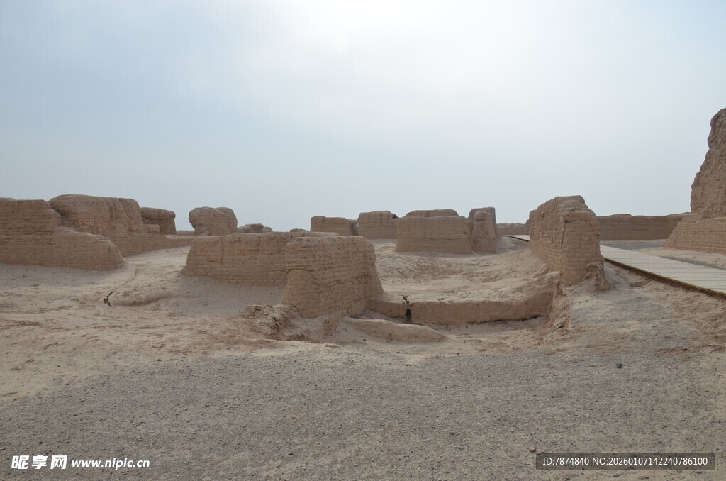 沙漠中的古老遗迹