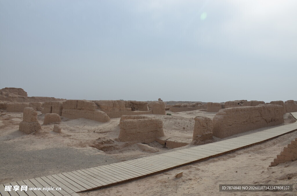 沙漠中的古老遗迹景观