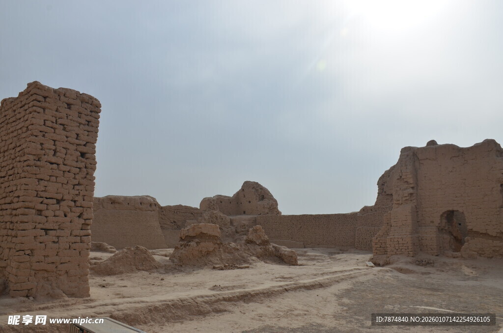 古老沙漠中的残垣断壁