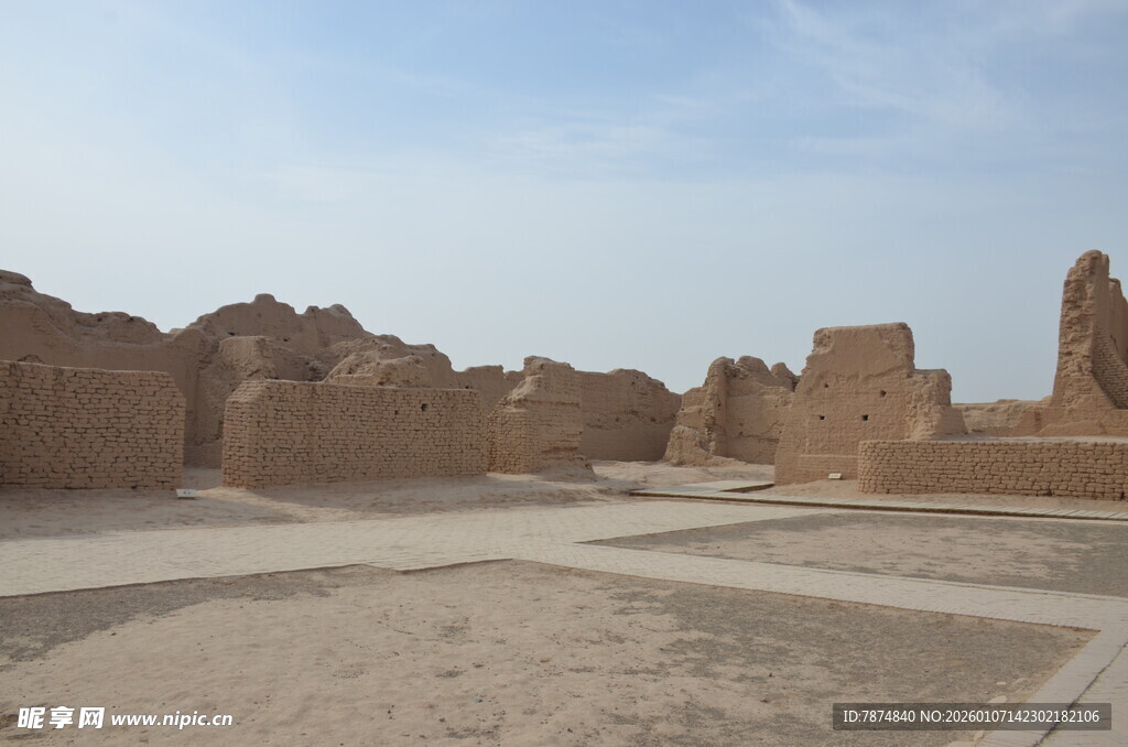沙漠中的古老建筑遗迹