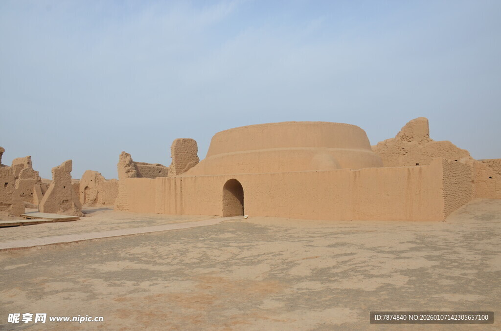 沙漠中的古老土筑建筑