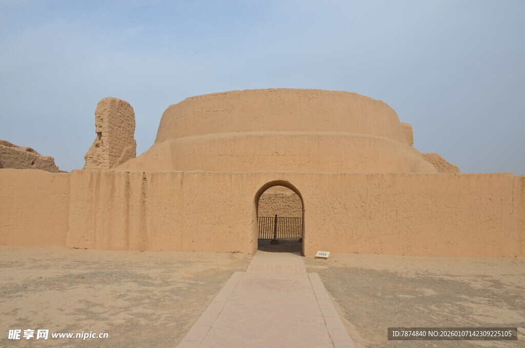 沙漠中的古老拱形建筑