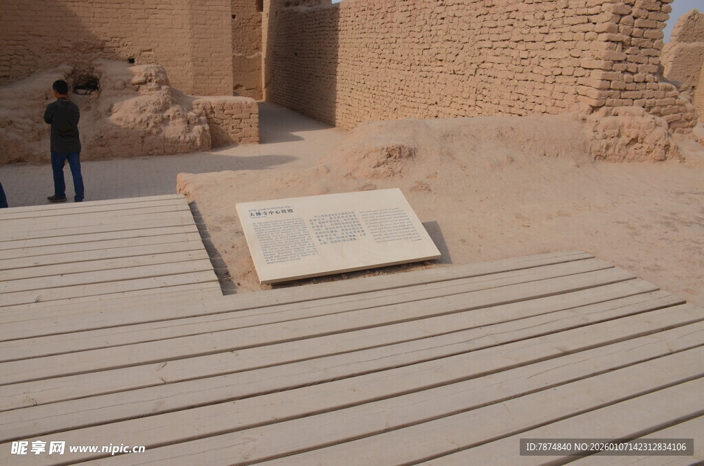 沙漠中古老遗迹前的石板