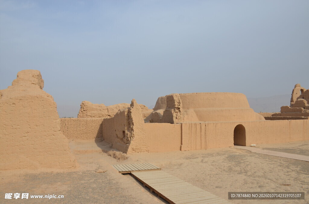 沙漠中的古老建筑遗迹