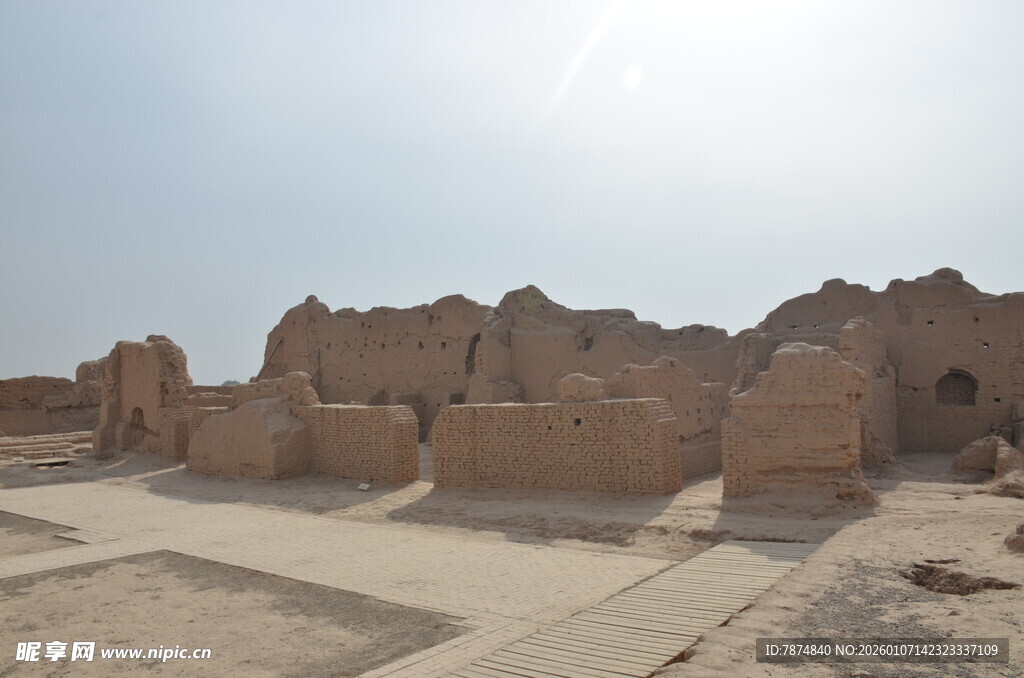 沙漠中的古老土筑建筑遗迹