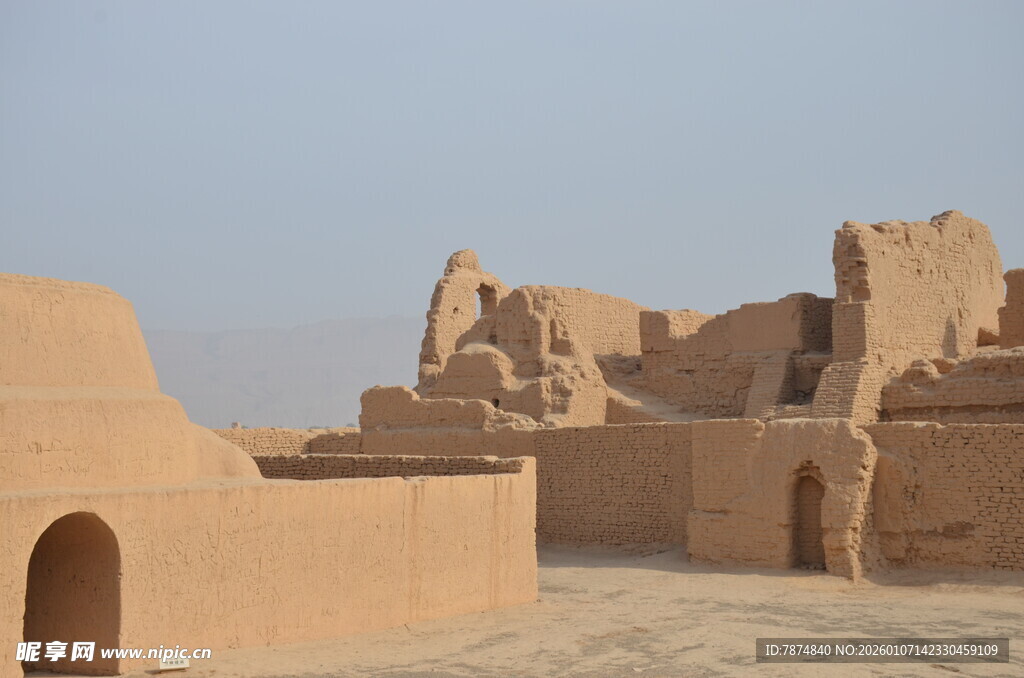 沙漠中的古老建筑遗迹