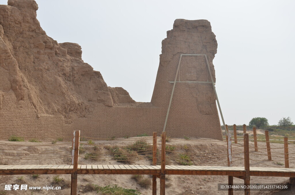 沙漠中的古老土筑遗迹