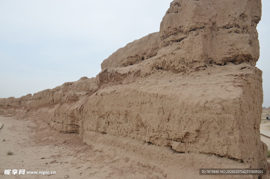 沙漠中的古老土墙遗迹