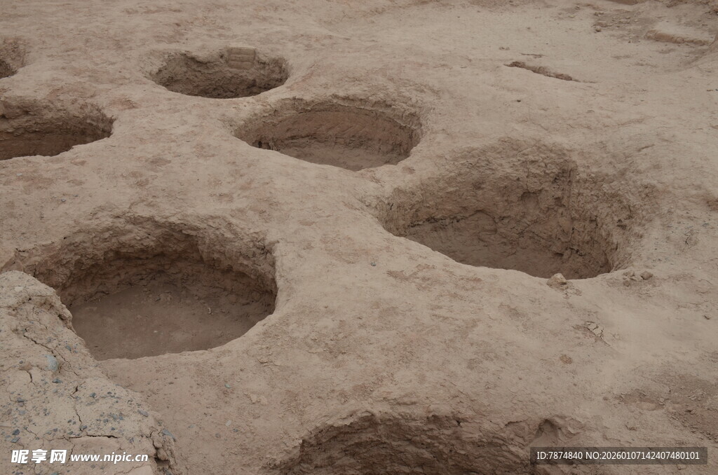 地面上的凹陷坑洞