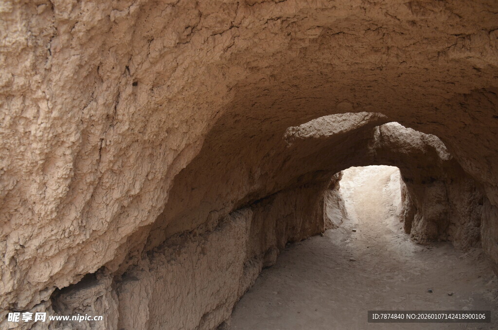 古老洞穴通道内部景象
