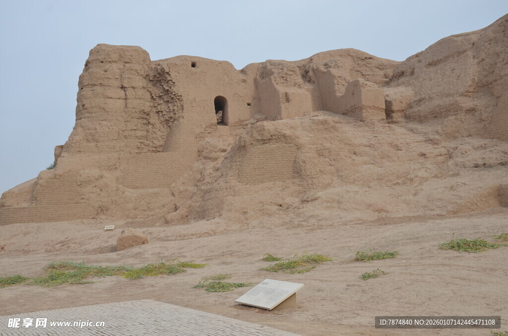 沙漠中的古老土筑遗迹