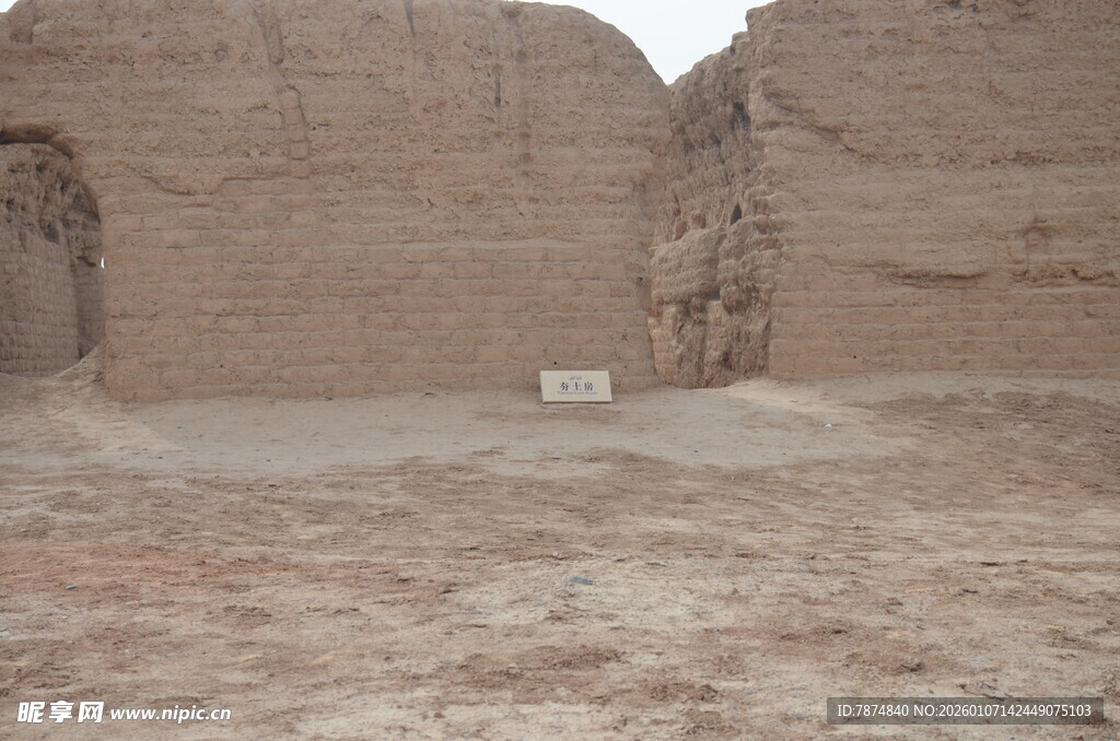 古老石窟遗迹场景