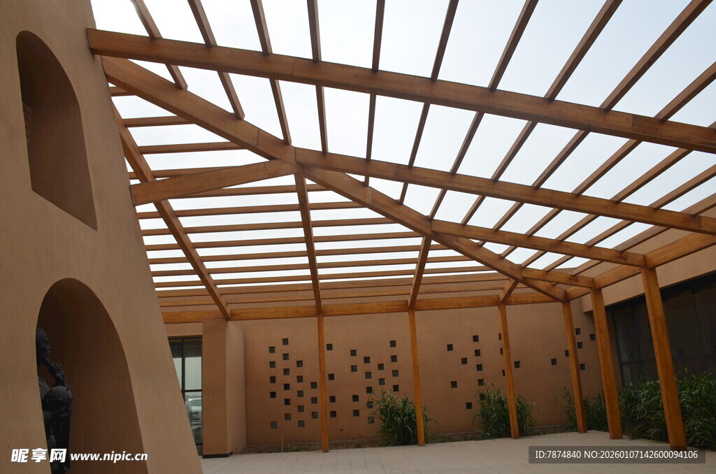 现代拱形木质结构室内空间