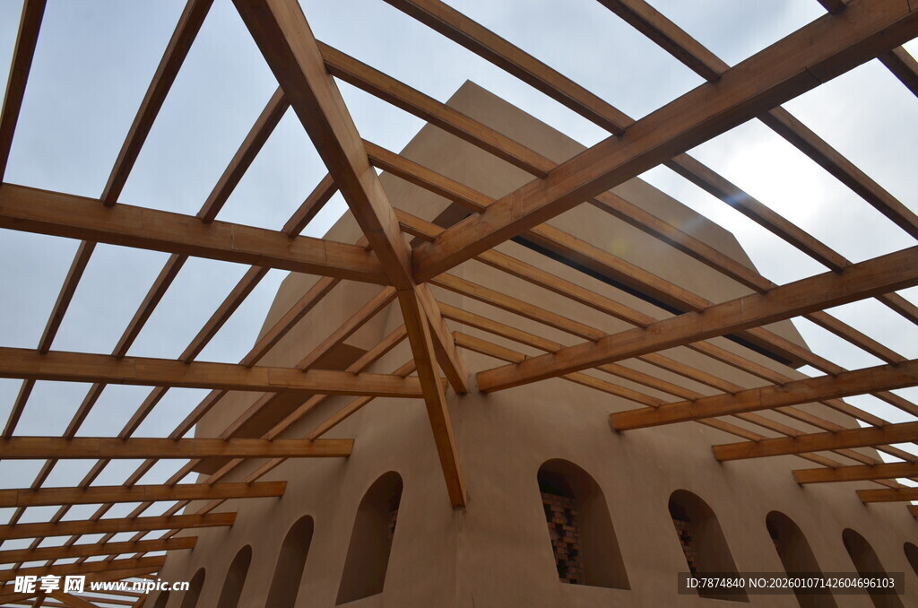 木质屋顶下的建筑结构